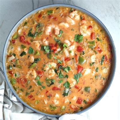  Moqueca de Camarão:  A Spicy Symphony of Coconut Milk and Fresh Seafood Delights!